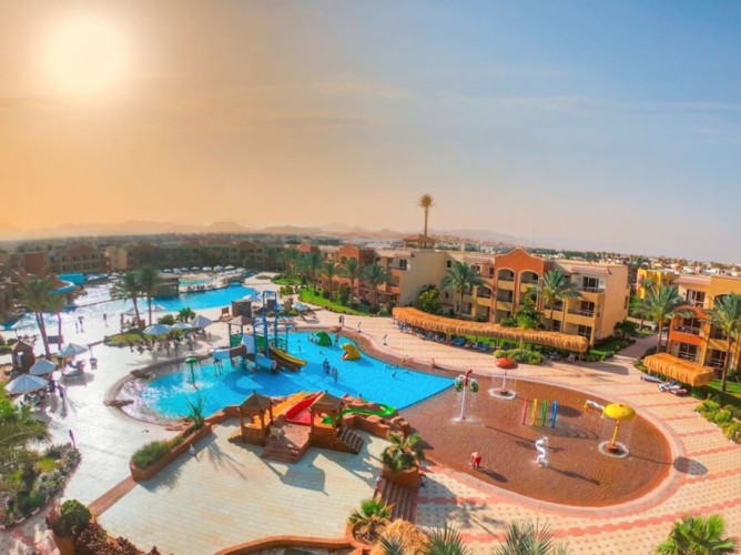 Royal Regency Club - Ultra All Inclusive - Vista aerea della piscina principale del Royal Regency Club, arricchita da un divertente aquapark con scivoli colorati, ideale per famiglie e momenti di relax sotto il sole di Sharm El Sheikh.