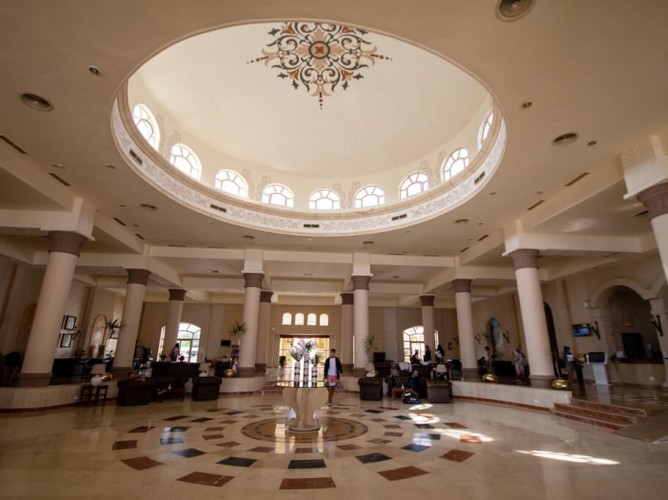 Royal Regency Club - Ultra All Inclusive - La hall del Royal Regency Club a Sharm El Sheikh è un ambiente raffinato e accogliente, progettato per offrire agli ospiti un’accoglienza calda e confortevole.