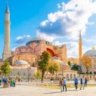 Costruita nel 537 d.C. come cattedrale bizantina, Santa Sofia oggi è una moschea iconica di Istanbul, che unisce secoli di storia, arte cristiana e islamica in un unico capolavoro.