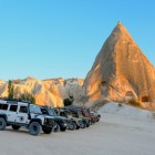 Il jeep safari in Cappadocia attraversa paesaggi lunari, valli di rocce scolpite dal vento e antichi camini delle fate, offrendo un’avventura indimenticabile.