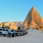 Escursione facoltativa: Jeep Safari per godersi al meglio i paesaggi unici della Cappadocia, con tappe suggestive per fotografare i paesaggi e le caratteristiche mongolfiere.