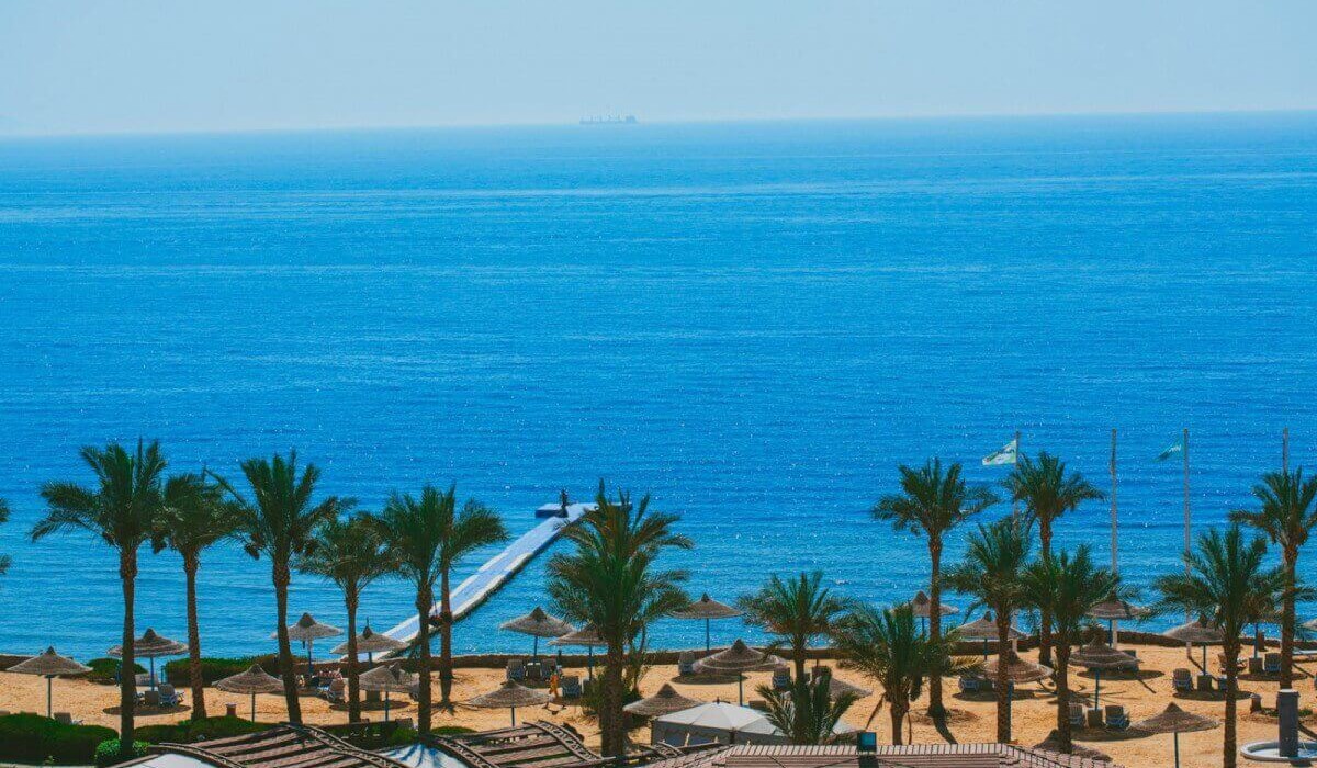 Queen Sharm Resort - Queen Sharm Resort vista della spiaggia, delle calette e del pontile per diving