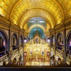 La Chiesa di Santo Stefano Bulgaro, conosciuta anche come la Chiesa di Ferro, presenta interni straordinari con lavori in legno intricati, icone dorate e lampadari ornati, che fondono stili bizantini e neo-gotici.