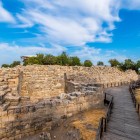 Le antiche rovine della città di Troia situata presso lo stretto dei Dardanelli tra il fiume Scamandro e  il Simoenta un punto strategico all'incrocio dei passaggi dall'Asia all'Europa e per l'accesso al Mar Nero