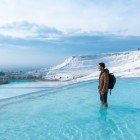 Immergersi nelle acque termali di Pamukkale è sicuramente un'esperienza imperdibile