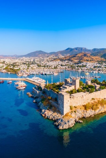 Vista dal drone della Baia di Bodrum del porto e del Castello medioevale nel mare Egeo in Turchia