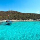 Aquarium Bay è senza dubbio una delle baie più belle da visitare a Bodrum, celebre per la sua natura incontaminata e le sue acque incredibilmente limpide, così trasparenti da ricordare quelle di un acquario