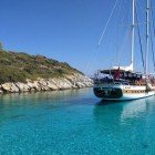 Caicco ancorato nelle splendide acque cristalline di Pabuc Bay, nel Mar Egeo, a circa 10 km da Bodrum, nella provincia di Muğla, in Turchia