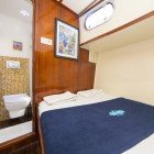 Le dimensioni delle cabine potrebbero non essere tutte uguali, trattandosi di barche artigianali, non superano i 6-8 mq e dispongono di un letto ad una piazza e mezza o di due letti singoli