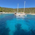 Orak Island Bay è una delle baie più suggestive del Mar Egeo famosa per le sue acque cristalline ed il paesaggio incontaminato