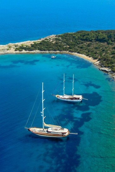 Pabuç Burnu è una suggestiva attrazione turistica situata nella pittoresca città di Bodrum, nella provincia di Muğla. Questa splendida zona costiera è rinomata per i suoi panorami mozzafiato e l’atmosfera tranquilla che la circonda