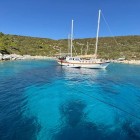 La Baia di Orak, tra le gemme più affascinanti della costa egea turca, conquista i visitatori con acque turchesi e cristalline, perfette per nuotare, fare snorkeling e immersioni.
