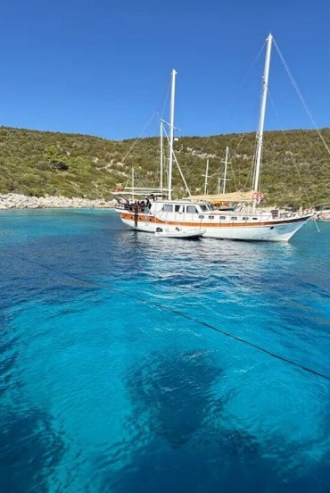 La Baia di Orak, tra le gemme più affascinanti della costa egea turca, conquista i visitatori con acque turchesi e cristalline, perfette per nuotare, fare snorkeling e immersioni.