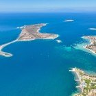Orak è una minuscola isola che si estende per soli 1.800 metri, immersa nelle acque cristalline del Mar Egeo, a breve distanza dalla vivace città turca di Bodrum.