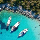 Accessibile solo via mare, Orak offre un'esperienza di relax unica, lontana dal turismo di massa ed è la meta ideale per chi desidera immergersi nella natura selvaggia e incontaminata del Mar Egeo