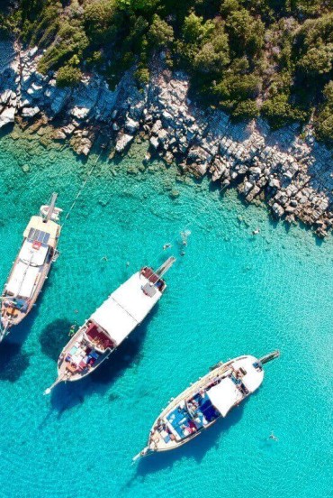 Accessibile solo via mare, Orak offre un'esperienza di relax unica, lontana dal turismo di massa ed è la meta ideale per chi desidera immergersi nella natura selvaggia e incontaminata del Mar Egeo