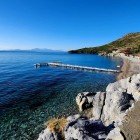 Le acque turchesi della Baia di Mazı sono limpide e perfette per nuotare. La costa frastagliata ospita piccole spiagge di sabbia e ciottoli, immerse nella vegetazione.