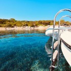 Dettagli del mare cristallino della Baia di Pabuc situata nel mar Egeo in Turchia a soli 10 km di distanza da Bodrum