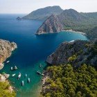 Le coste di Kissebükü Koyu, in Turchia, si caratterizzano per le spiagge tranquille, acque cristalline e un paesaggio naturale incontaminato, ideali per il relax e la tranquillità.