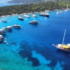 Caicchi e imbarcazioni in rada nelle limpide acque della Baia di Pabuc nel mar Egeo in Turchia.