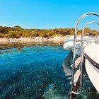 Dettagli del mare cristallino della Baia di Pabuc situata nel mar Egeo in Turchia a soli 10 km di distanza da Bodrum