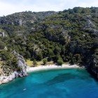 Vista aerea della Baia di Kargicak in Turchia, nota per le sue acque cristalline e la ricca fauna marina.