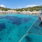 Caicco in rada nella Baia di Molla Ibrahim nella penisola di Bodrum, distretto della Muğla nel mar Egeo in Turchia