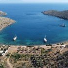 Caicco ancorato nella Baia di Molla Ibrahim, nella penisola di Bodrum, Muğla, Mar Egeo, Turchia.