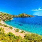 La spiaggia di Ilgin in Turchia offre sabbia dorata, acque cristalline e un'atmosfera tranquilla, ideale per chi cerca relax immerso in un paesaggio naturale incontaminato.