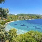 La Baia di Ilgin in Turchia, con le sue acque cristalline e paesaggi naturali, offre una fuga perfetta per chi cerca tranquillità, bellezze naturali e autenticità.