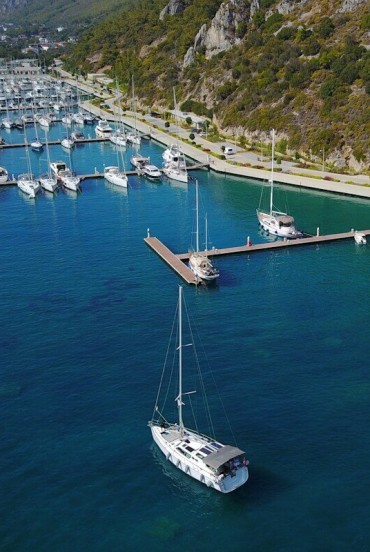 Il porto di Bodrum, cuore pulsante della città, offre yacht di lusso, acque cristalline e una vivace atmosfera tra ristoranti, boutique e panorami mozzafiato sul mare Egeo.
