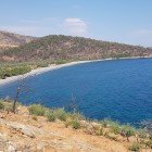 Circondata da colline e scogliere, la costa offre paesaggi mozzafiato che la rendono un luogo perfetto per il relax e per esplorare la natura.