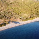 La spiaggia di Seytan Yalisi, situata nella penisola di Bodrum in Turchia, è un angolo paradisiaco caratterizzato da acque cristalline e una sabbia fine e dorata