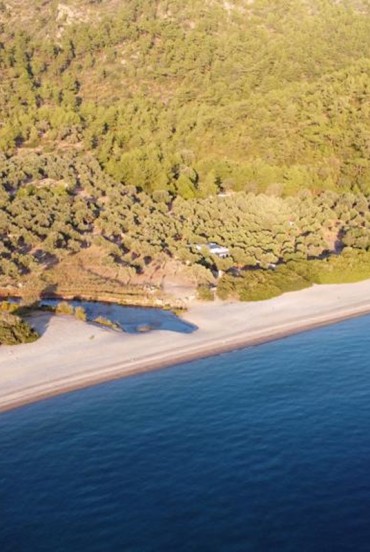 La spiaggia di Seytan Yalisi, situata nella penisola di Bodrum in Turchia, è un angolo paradisiaco caratterizzato da acque cristalline e una sabbia fine e dorata