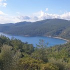 L’atmosfera tranquilla e la bellezza naturale della zona rendono la Baia di Seytan Yalisi una meta ideale per chi cerca un rifugio lontano dalla folla.