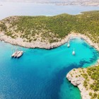 La Baia di Kissebuku, in Turchia, incanta con le sue acque turchesi, spiagge tranquille e paesaggi naturali, perfetta per chi cerca un rifugio di pace e bellezza.