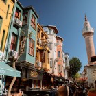 Il quartiere di Fener, con le sue case colorate e la vivace atmosfera di ristoranti e caffè, offre un mix affascinante di tradizione e modernità, attirando locali e visitatori in ogni angolo.