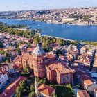 Vista aerea del quartiere di Banat, situato nel Corno d'Oro a Istanbul, con in primo piano la maestosa Chiesa Ortodossa di San Giorgio. Un'immagine che cattura l'essenza storica e culturale della zona.
