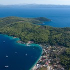 La Baia di Cokertme, situata nella penisola di Bodrum, nella provincia di Muğla, ripresa dall'alto con un drone, offre una vista mozzafiato sulle sue acque cristalline e sul paesaggio naturale circostante.