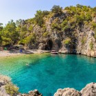 Alman Bay, nella penisola di Bodrum in Turchia, è rinomata per i suoi fondali ricchi di fauna marina, un vero paradiso per lo snorkeling e le immersioni.