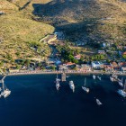 L'incantevole porto di Oren dall'alto con le sue tipiche imbarcazioni da cui si parte alla scoperta di spiagge e calette