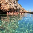 Le sorgenti minerali di Karaada, a 6 km da Bodrum, sono note per le acque termali a 35°C e i fanghi curativi, ideali per il relax e il benessere.