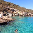 Nuotare in una caletta di Karaada è un'esperienza unica e rigenerante. Le acque turchesi, limpide e calme, donano una piacevole sensazione di freschezza e leggerezza.
