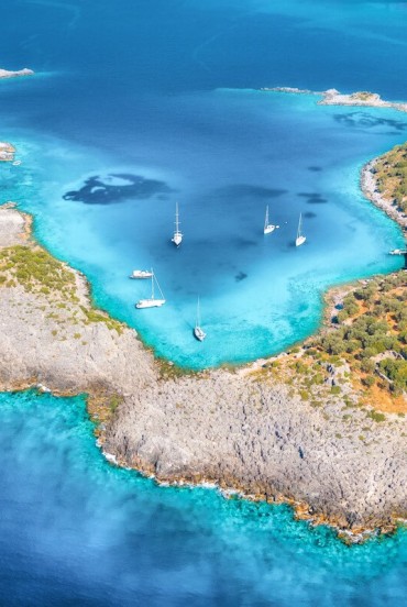 Le acque cristalline di Kissebükü Koyu, in Turchia, offrono un'esperienza unica di nuoto e relax, immersi in un paesaggio incontaminato e circondati dalla natura.