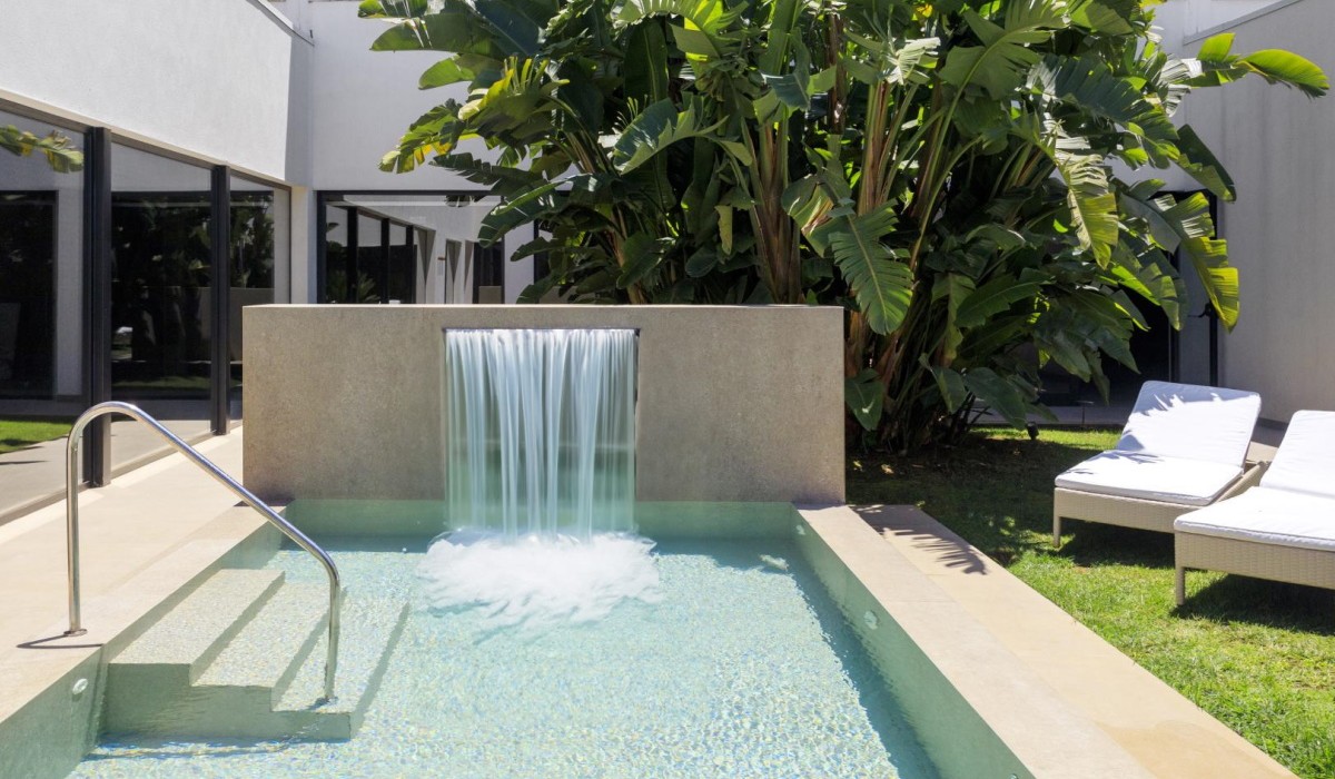 Mangia's Torre del Barone Resort - Vasca idromassaggio del centro SPA&Wellness con lettini