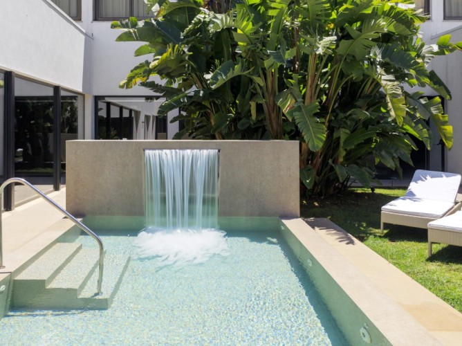 Mangia's Torre del Barone Resort - Vasca idromassaggio del centro SPA&Wellness con lettini