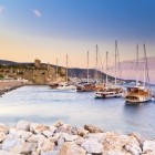 Il porto di Alicarnasso, nella penisola di Bodrum, regala splendidi tramonti ed è celebre per la vicinanza al Mausoleo di Alicarnasso, una delle meraviglie dell'antichità.