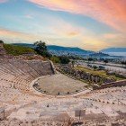 Il teatro dell'antica Alicarnasso, a Bodrum, in Turchia, è uno dei monumenti più iconici della città e una preziosa testimonianza della civiltà ellenistica.