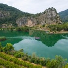 Navigare sul fiume Dalyan in Turchia è un'esperienza imperdibile tra paesaggi mozzafiato, acque cristalline, vegetazione rigogliosa, una fauna ricca ed antiche tombe scolpite nella roccia. Un vero viaggio nel cuore della natura turca.