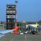 L'aeroporto internazionale di Dalaman si trova nella pianura costiera, a soli 5 km a sud del centro città.